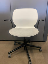 Charger l'image dans la galerie, Maari Conference Chair - Advanced Business Interiors Store
