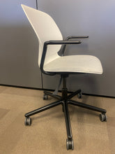 Charger l'image dans la galerie, Maari Conference Chair - Advanced Business Interiors Store
