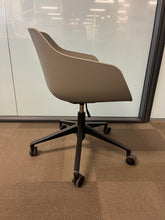 Load image into Gallery viewer, Kuskoa Bi - Mobile Chair
