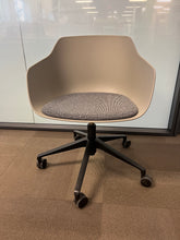 Load image into Gallery viewer, Kuskoa Bi - Mobile Chair
